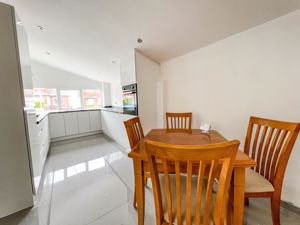 KITCHEN DINER- click for photo gallery